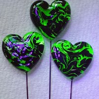 Uranium vasoline glass heart plant pick with black swirls on 5in wire. Use for floral bouquet, plants, jewelry, gifts; handmade by me; 395nm
