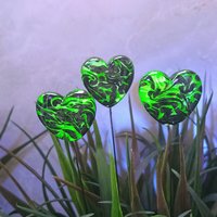 Uranium vasoline glass heart plant pick with black swirls on 5in wire. Use for floral bouquet, plants, jewelry, gifts; handmade by me; 395nm