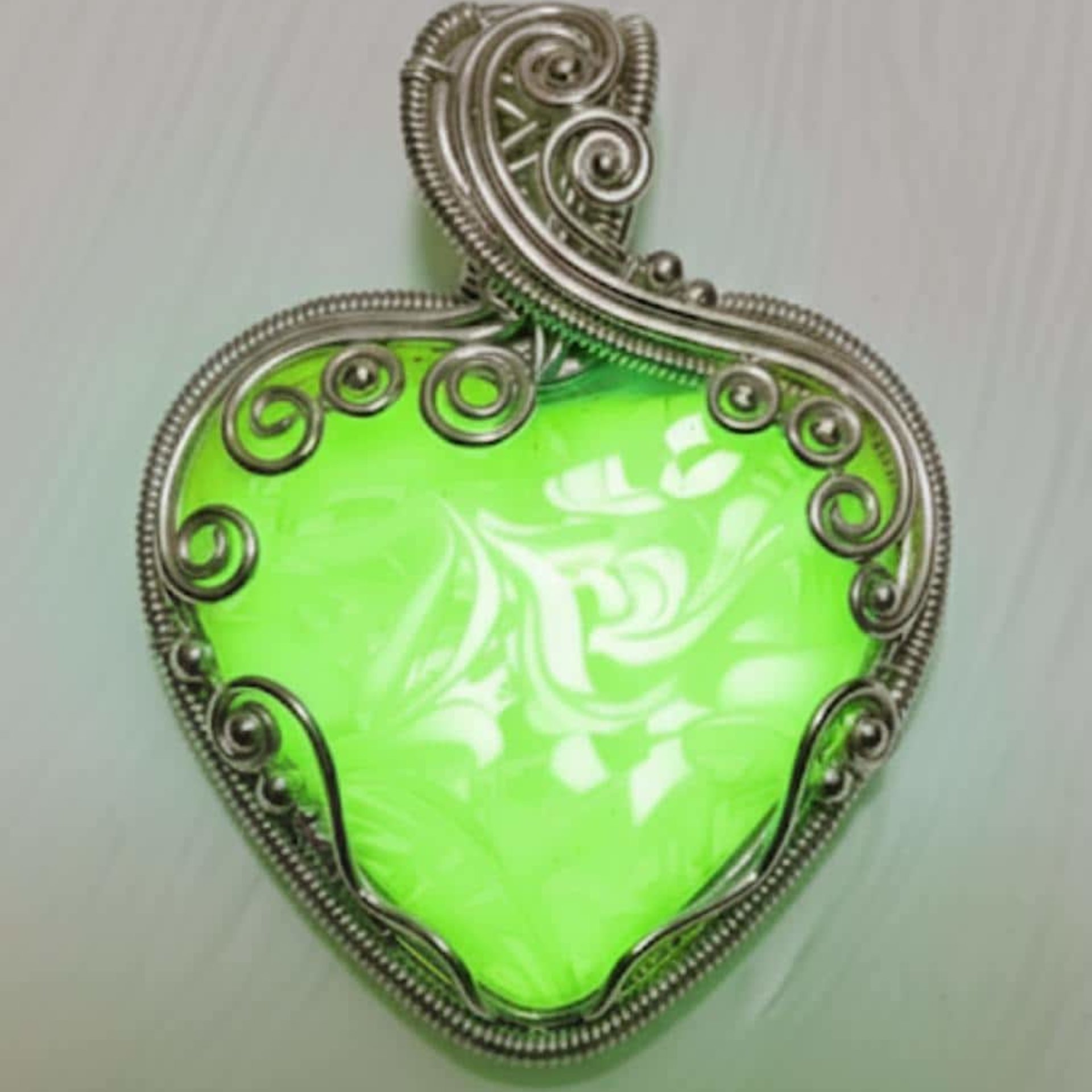 My Heart Glows! Uranium Large Heart 1.25" (30mm) vasoline glass with white victorian-lace swirls; wirewrapping, jewelry, pocket heart, gift,