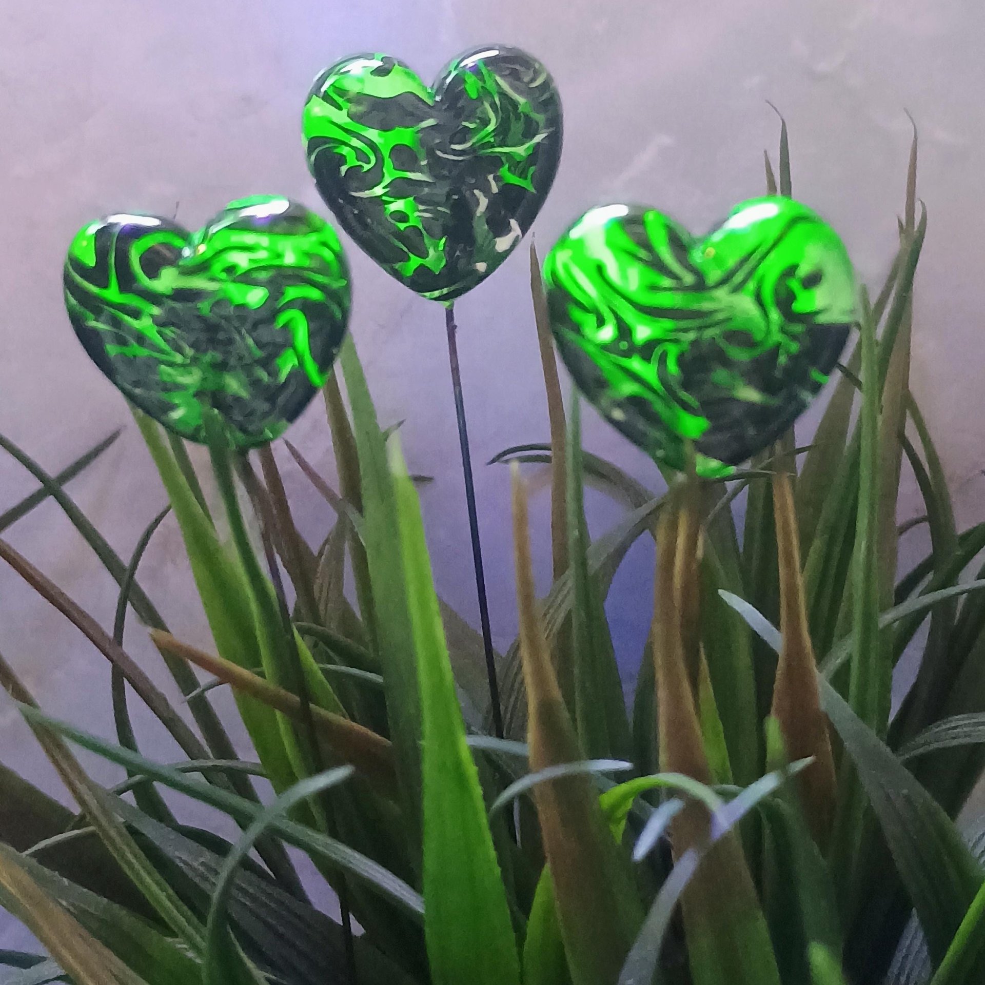 Uranium vasoline glass heart plant pick with black swirls on 5in wire. Use for floral bouquet, plants, jewelry, gifts; handmade by me; 395nm