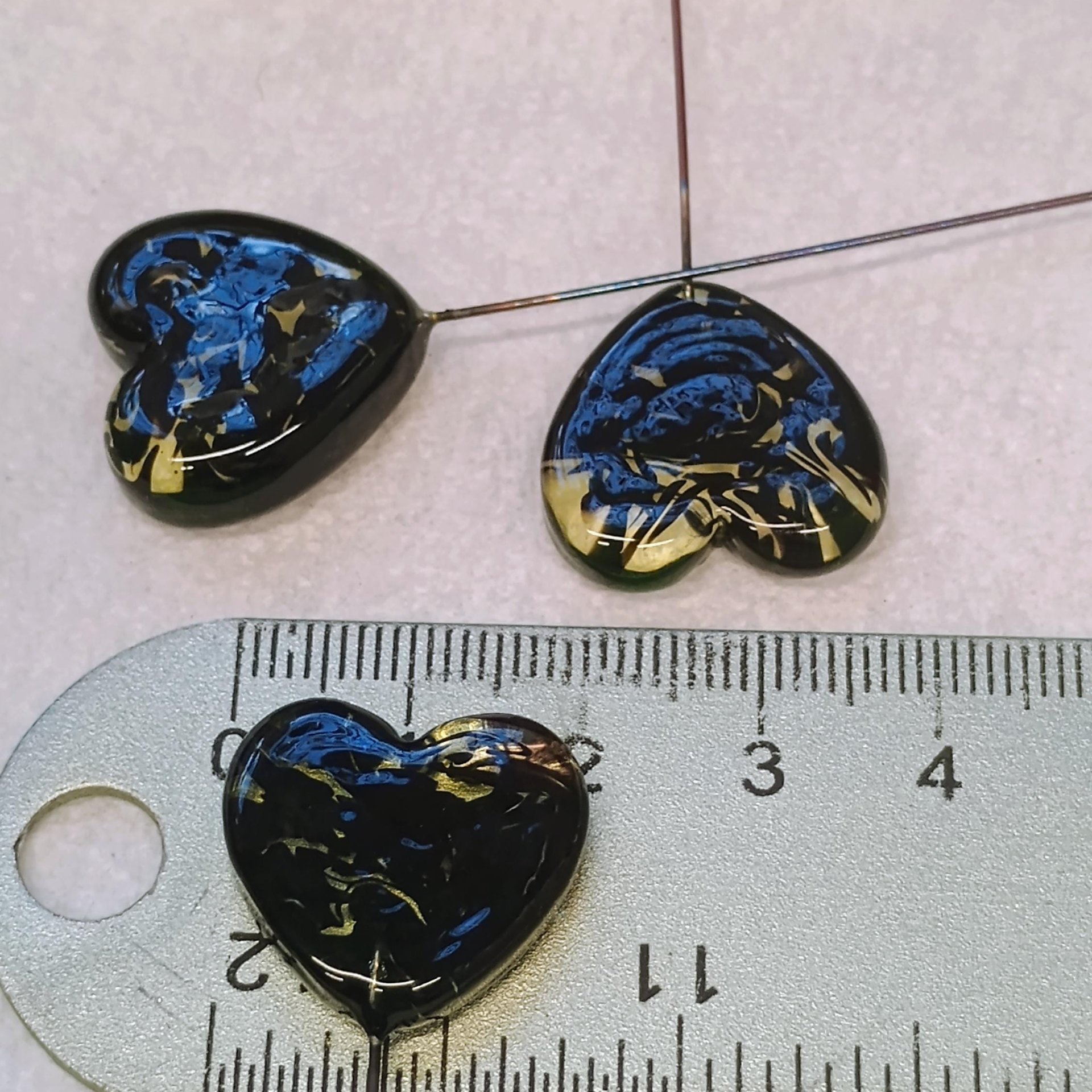 Uranium vasoline glass heart plant pick with black swirls on 5in wire. Use for floral bouquet, plants, jewelry, gifts; handmade by me; 395nm