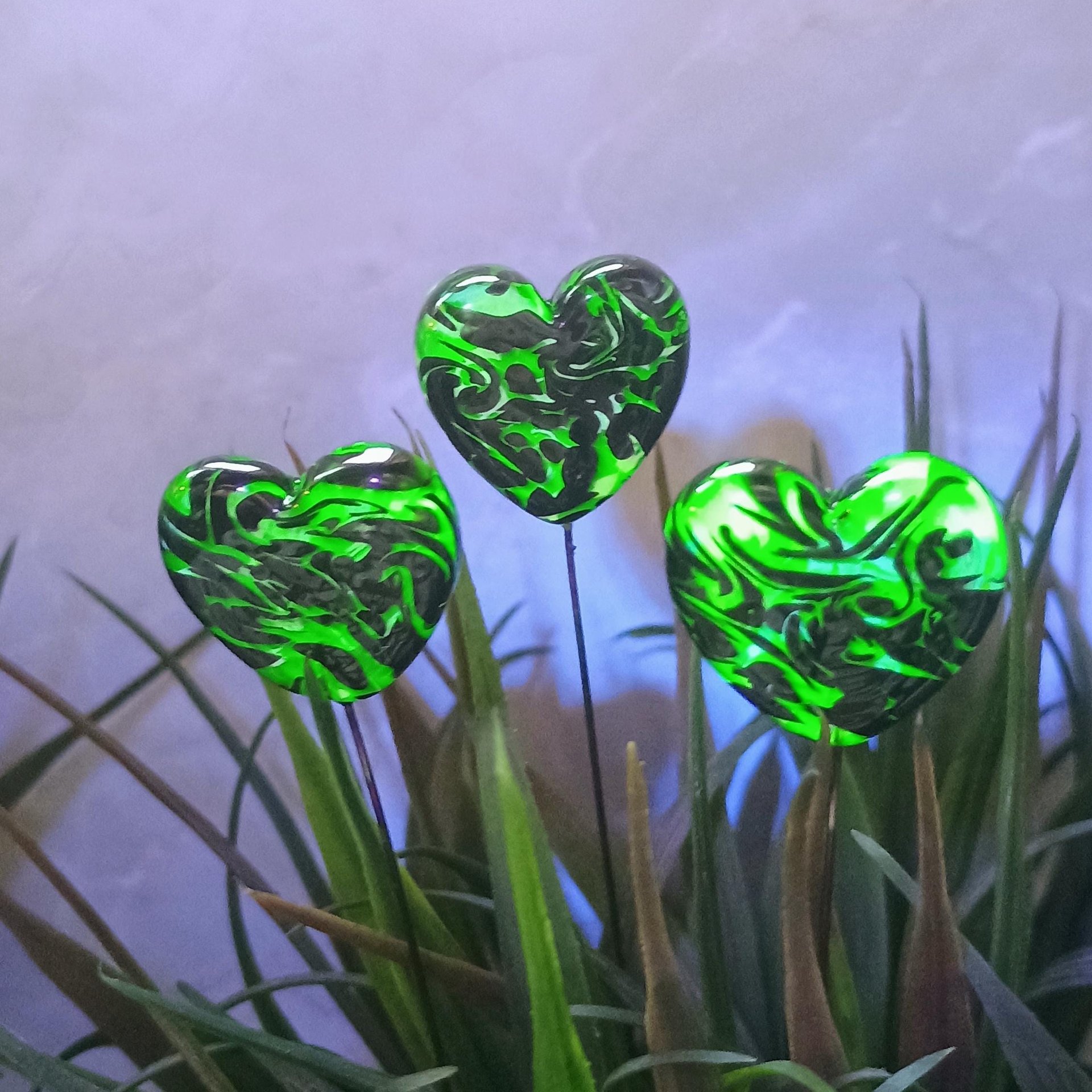 Uranium vasoline glass heart plant pick with black swirls on 5in wire. Use for floral bouquet, plants, jewelry, gifts; handmade by me; 395nm