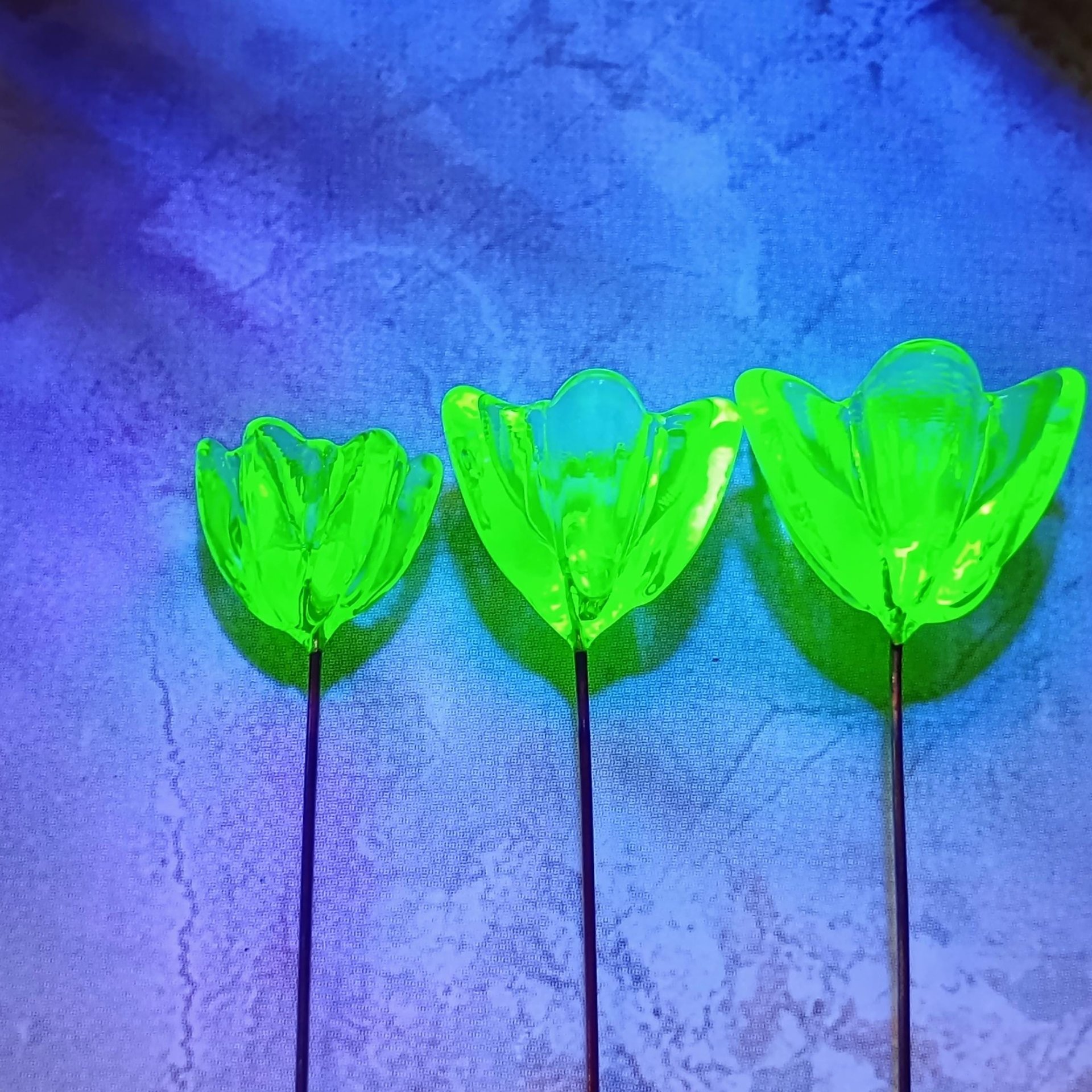 NEW! 16mm Uranium glass Flower, Medium (5/8") starflower on 5in wire. Use in floral bouquet, plant pick, jewelry, gifts; bright glow 395nm