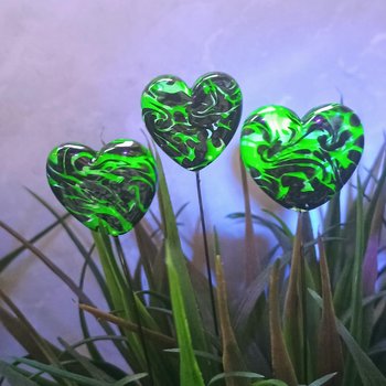 Uranium vasoline glass heart plant pick with black swirls on 5in wire. Use for floral bouquet, plants, jewelry, gifts; handmade by me; 395nm