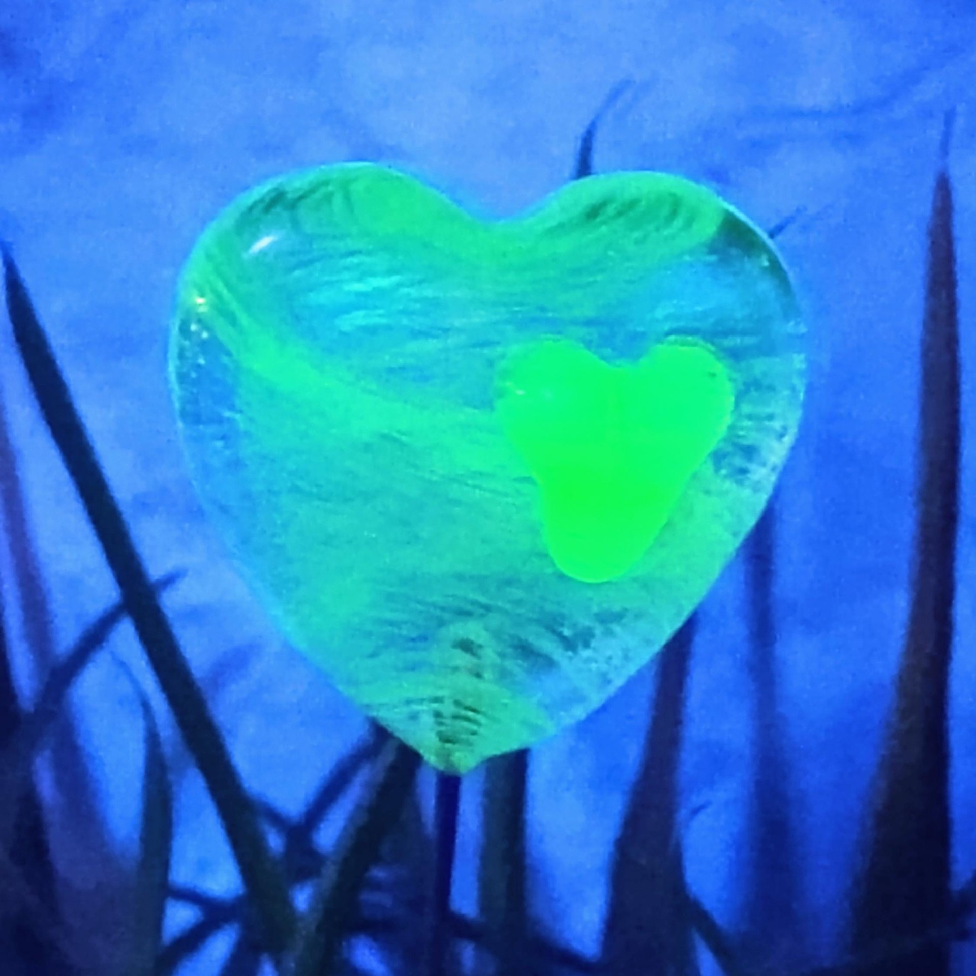 Wispy uranium vasoline glass on clear heart plant pick on 5in wire. Use for floral bouquet, plants, jewelry, gifts; handmade; 395nm