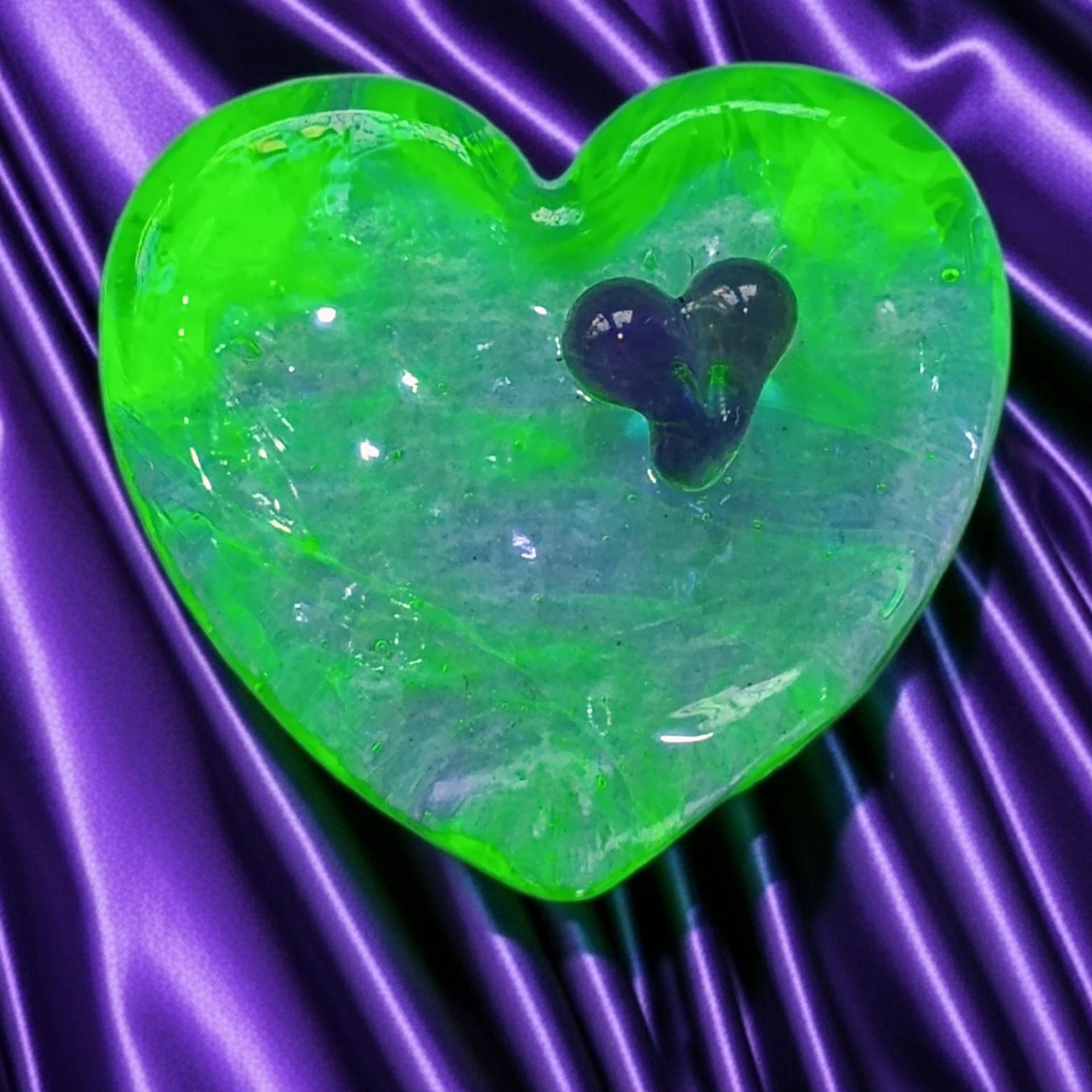 Wispy Uranium Lavender Heart UV Glow! Uranium Large Heart 1.25" (30mm) lavender with uranium swirls; pocket heart, perfect Valentine's gift